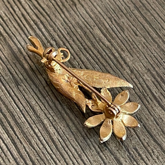 Vintage Textured Daisy Pin - Picture 5 of 14